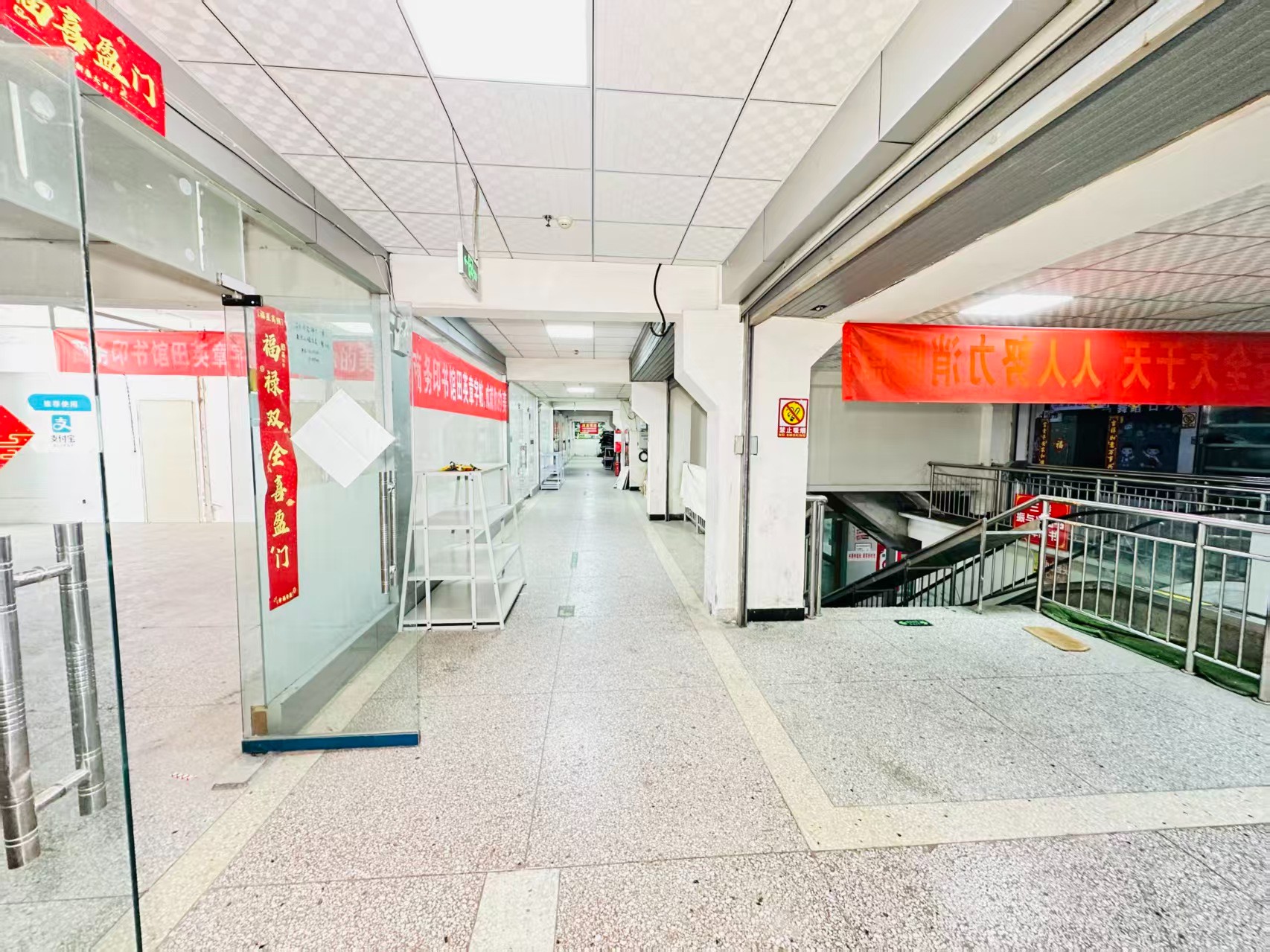 龙翔西路引入人工智能技术应用场景，推动AI与商业、零售、电商、企业服务等领域融合发展。