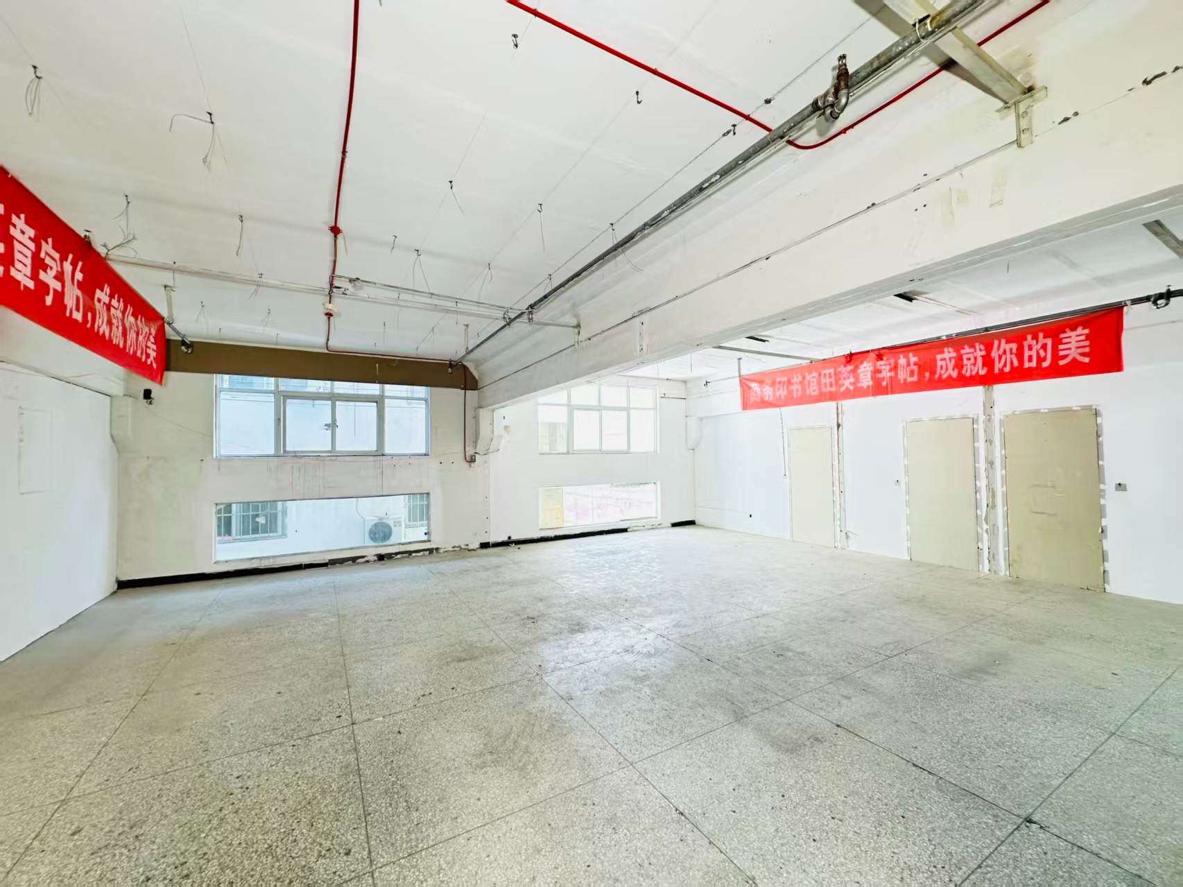 龙翔西路重点吸引人工智能应用、数字经济、电商直播、智能制造服务、软件开发、科技创新企业及创业团队入驻